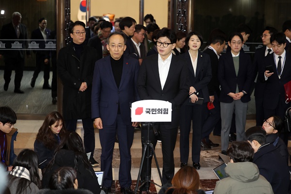 국민의힘 한동훈 대표가 4일 서울 여의도 국회에서 열린 비상의원총회를 마치고 나오며 발언하고 있다./연합뉴스