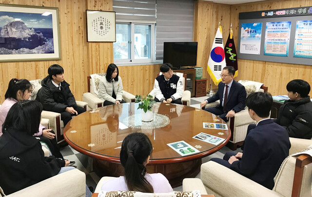 김진규 교육장과 울릉학생자치참여위원회 대화 장면./울릉교육지원청