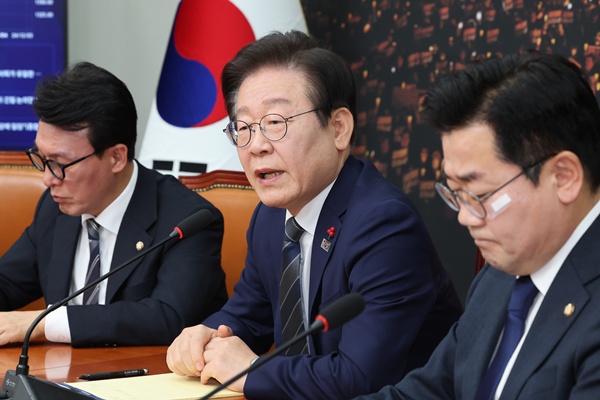 윤석열 대통령 탄핵소추안 표결일인 7일 오전 더불어민주당 이재명 대표가 서울 여의도 국회에서 내외신 기자간담회를 열고 발언하고 있다/연합뉴스