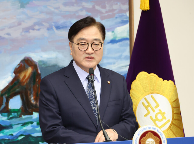 우원식 국회의장이 8일 오후 서울 여의도 국회에서 긴급 기자회견을 열어 한덕수 국무총리와 국민의힘 한동훈 대표의 공동 대국민 담화와 관련해 입장을 밝히고 있다.  /연합뉴스 제공