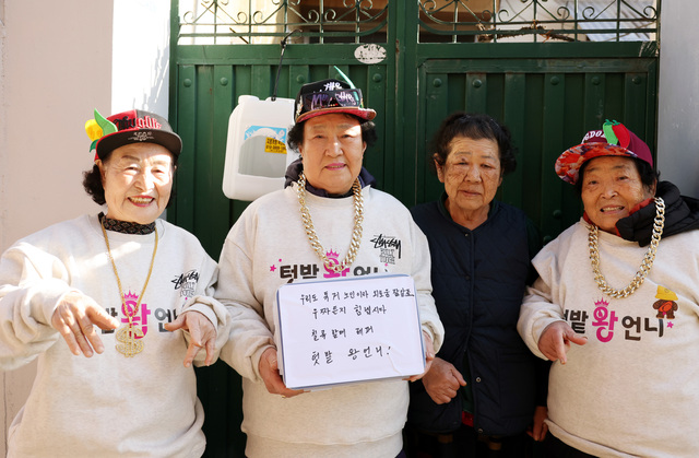 ‘텃밭 왕언니’가 독거노인 집을 방문해 김치를 전달하며 기념 촬영을 하고 있다. /칠곡군 제공