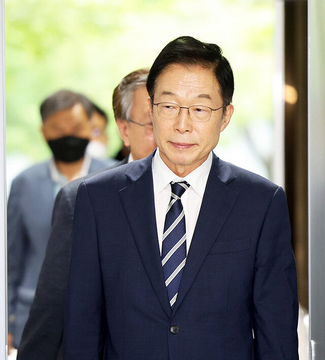 2023년 9월 26일 임종식 경북도교육감이 대구지법 포항지원에서 열린 속행 공판에 참석하고자 법원에 출석하고 있다. /이용선기자 photokid@kbmaeil.com