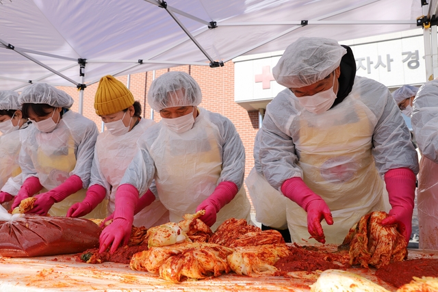 (사진 오른족 부터)김장 김치를 만드는 이재혁 경북도시개발공사 사장과 김재왕 경북적십자사 회장./경북적십자사 제공