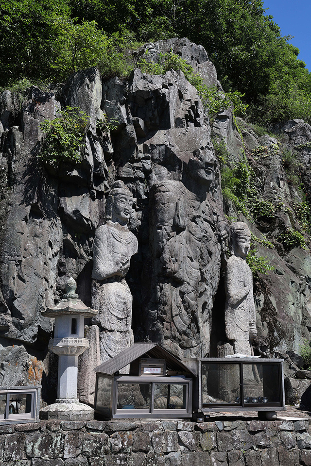 선도산 마애여래삼존불