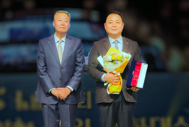 정지열 교장(오른쪽)이 시상식을 한 뒤 강재호 삼일가족부회장과 기념촬영을 하고 있다. /저동초등학교