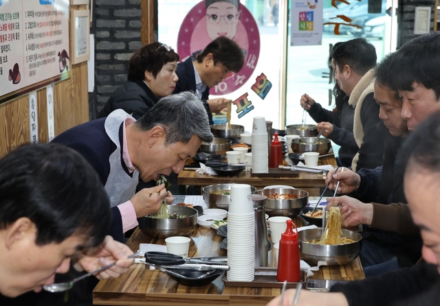 사진 : 이강덕 포항시장이 11일 중앙동 원도시 일원 상점가를 방문해 소상공인들을 만나 격려하고 애로사항을 청취하며 오찬을 가졌다. /포항시 제공