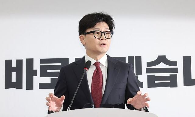 국민의힘 한동훈 대표가 12일 오전 서울 여의도 국회에서 윤석열 대통령 탄핵과 관련한 긴급 기자회견을 하고 있다. /연합뉴스
