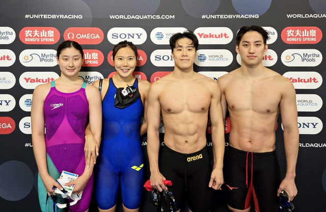 혼성혼계영 200ｍ 쇼트코스 한국신기록 쓴 김승원 정소은 지유찬 최동열(왼쪽부터).    /대한수영연맹 제공
