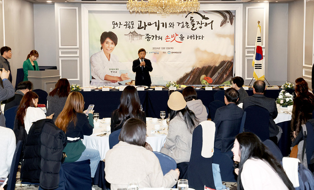 포항 구룡포 과메기와 검은 돌장어 미디어 설명회에서 최윤채 경북매일신문 사장이 인사말을 하고 있다.     /이용선기자 photokid@kbmaeil.com