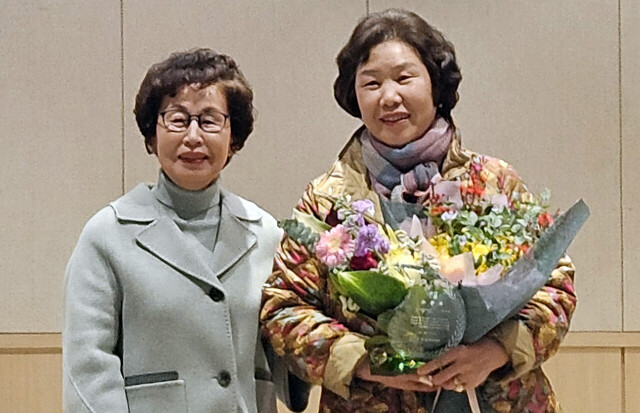 최우수자원봉사자 민말옥 봉사자(오른쪽)와 김숙희 울릉군자원봉사센터장의 기념촬영./김두한 기자 