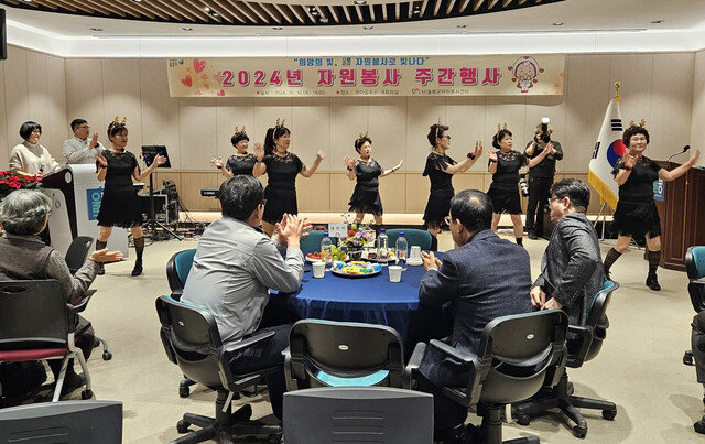 울릉군댄스스포츠연합회원들이 축하공연을 하고 있다./김두한 기자 