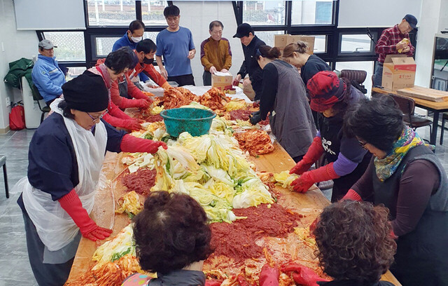 사랑과 정성, 맛있는 양념으로 김장김치를 만들고 있는 도동 3리 새마을부녀회원 및 개발위원들./김두한 기자 