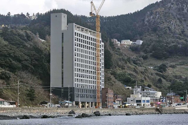 울릉도 공항방향에서 바라본 호텔 라마다 울릉전경./김두한 기자 