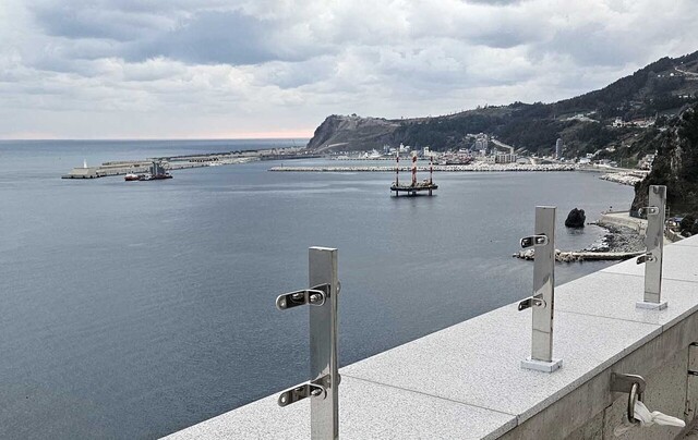 호텔 옥상에서 바라본 울릉(사동)항과  울릉공항 건설현장./김두한 기자 