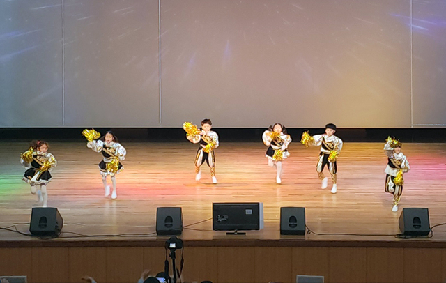 천부초등 병설유치원 치어리더 공연. /가족센터