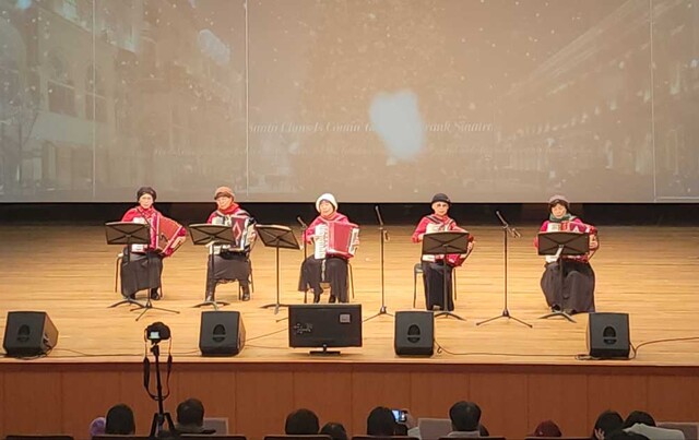 풍경소리 아코디언 팀 크리스마스 캐롤 공연. /가족센터