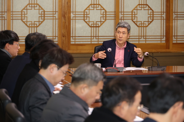 사진 : 포항시는 14일 시청 중회의실에서 이강덕 시장 주재로 민생경제와 지역사회 안정을 위한 긴급회의를 개최했다. /포항시 제공
