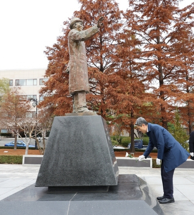 사진 : 이강덕 포항시장이 헌화하고 있다. /포항시 제공