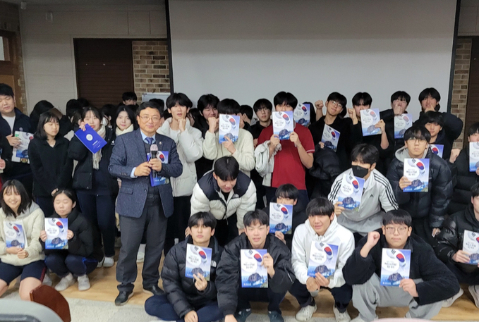 용인 어정중학교에서 이종섭독도협회 강사가 독도교육을 했다. /독도협회