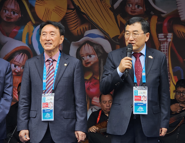 주낙영 시장이 11월 15일 APEC 정상회의가 열린 페루 리마에서 외신 기자들과 인터뷰를 하고 있다.  /경주시 제공