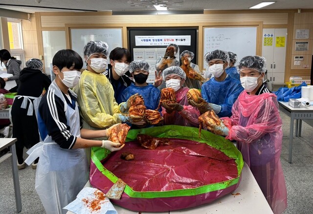 장산중학교 학생들이 나눔을 실천할 김장을 하고 있다.                                   /장산중학교 제공