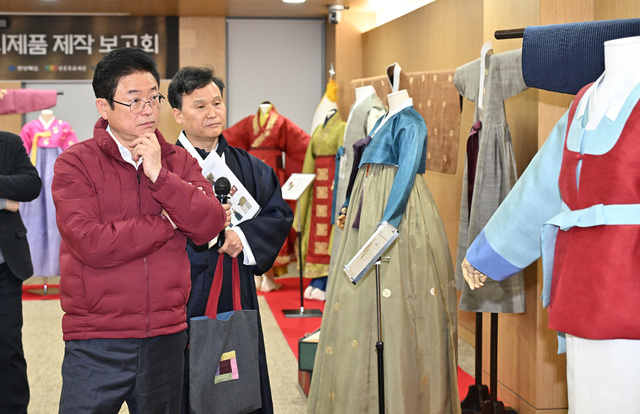 이철우 경북지사가 국내 우수 한복 디자이너들이 개발한 한복을 둘러보고 있다.  /경북도제공