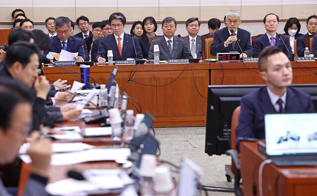 천대엽 법원행정처장이 17일 국회에서 열린 법제사법위원회 전체회의 비상계엄 사태 관련 현안질의에서 발언하고 있다.  /연합뉴스