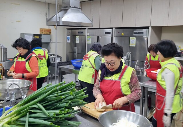 소외계층에 밑반찬을 전달하기 위해 밑반찬을 만들고 있다./봉사센터