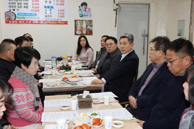 사진 : 이강덕 포항시장은 18일 지역 내 소상공인 관련 단체 및 전통시장 상인회, 금융기관 관계자 등과 죽도시장 내 식당에서 조찬 간담회를 가졌다. /포항시청 제공