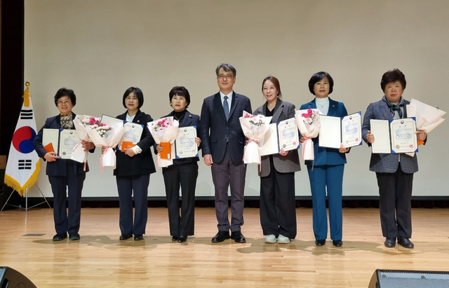생활개선 중앙회 수상자들과 함께./울릉군