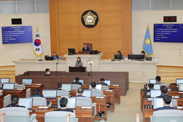 사진 : 20일 열린 포항시의회 제320회 정례회 제3차 본회의에서 김하영 예산결산특별위원회 위원장이 발언하고 있다. /포항시의회 제공
