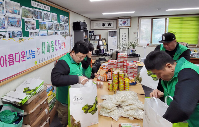 이정호 울릉새마을회장과,  장홍균 직공장새마을협의회장도 열심히 꾸러미를 만들고 있다./울릉새마을