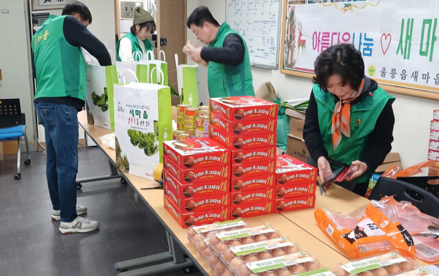 새마을산타선물 꾸러미는 간식인 초코파이도 들어있다./울릉새마을