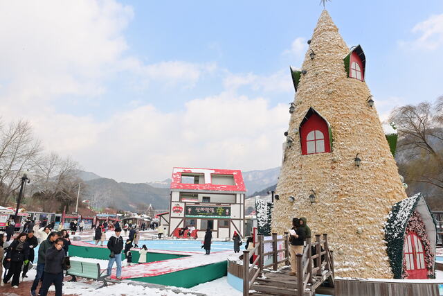 21일 개장한 봉화 분천 산타마을 전경./봉화군제공