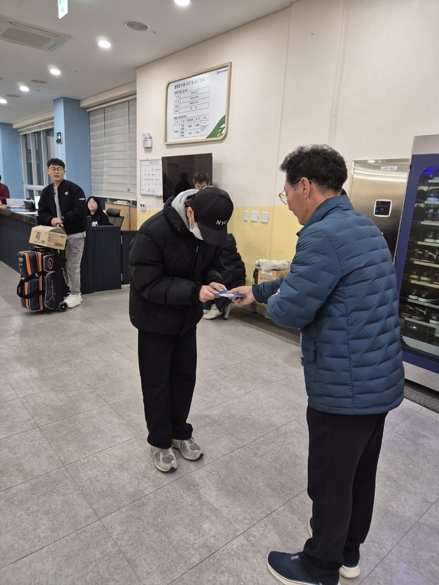 권중덕 봉화군볼링협회장이 장학금을 전달하고 있다. /봉화군볼링협회제공