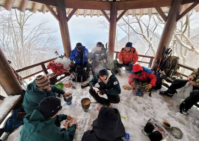 라면으로 허기진 배를 채우는  울릉산악구조대, 울릉119안전센터, 울릉산악회원들. /울릉산악구조대