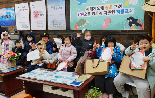 고마운 분들에게 카드보내기와 목도리 전달./저동초등