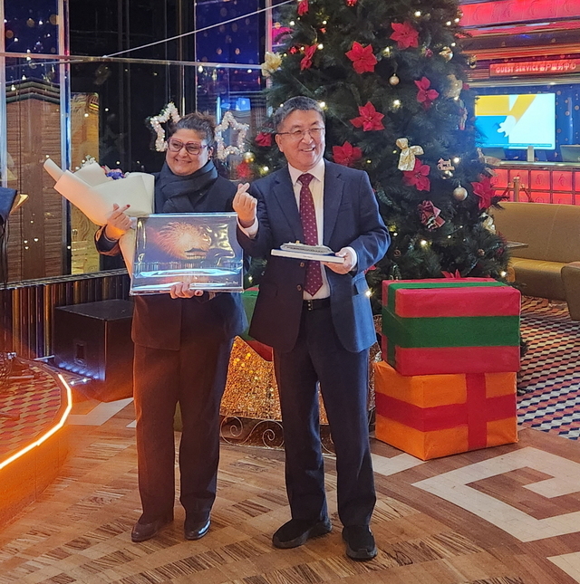 사진 : 장상길 부시장이 24일 영일만항에서 출항하는 대형 크루즈 코스타 세레나호 메인홀에서 페트리샤(Patrizia) 호텔 디렉터를 만나 기념품을 교환하고 있다. /포항시 제공