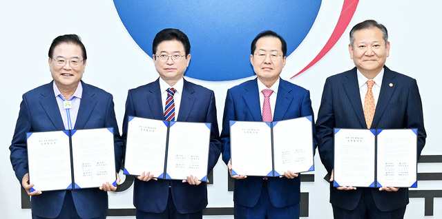 대구경북통합 추진에 합의한 이철우(왼쪽) 경북도지사와 홍준표 대구시장.