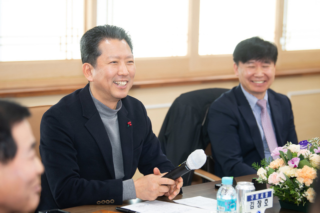 김장호 구미시장이 기업인들과 소통하고 있다. /구미시 제공