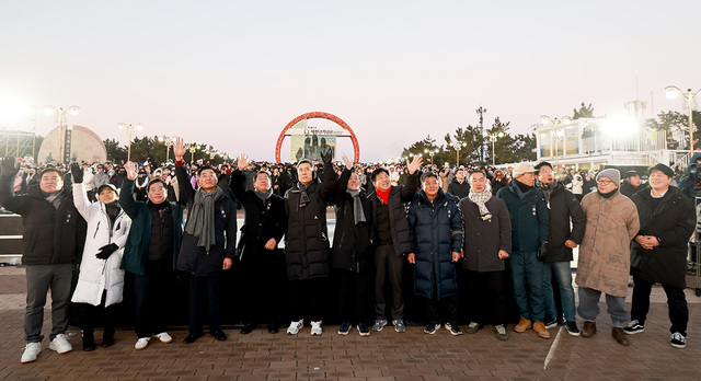 1일 오전 포항시 남구 호미곶 해맞이 광장에서 이강덕 포항시장, 김일만 포항시의회 의장, 이상휘 국회의원을 비롯한 기관·단체장들이 해경 헬기를 향해 손을 흔들고 있다.