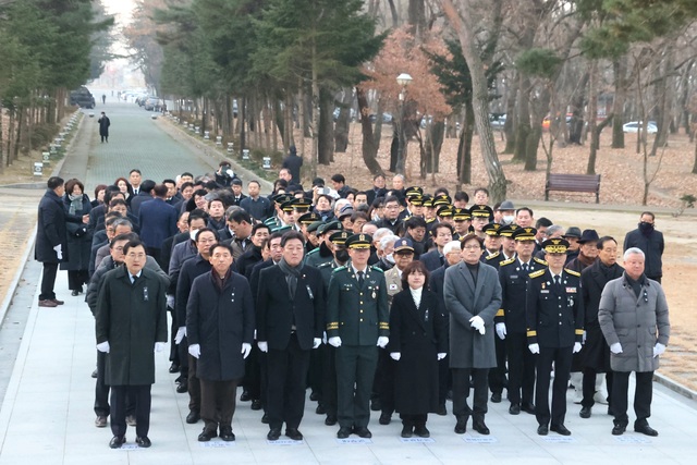 황성공원 충혼탑에서 신년참배하는 경주지역 기관단체장들. /경주시제공