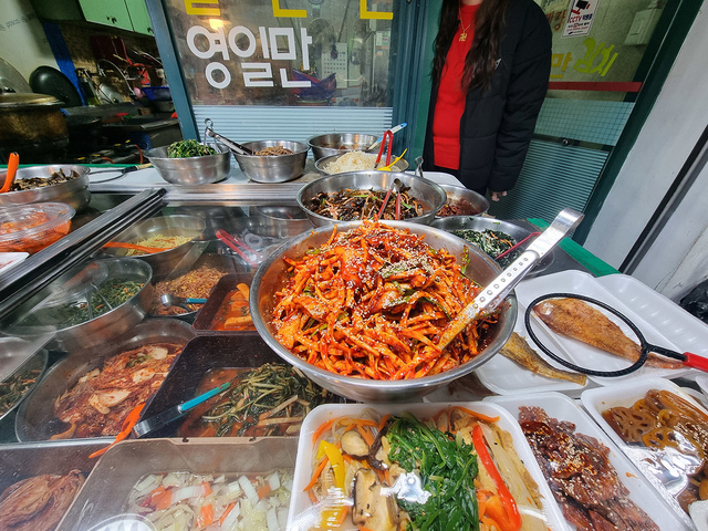 반찬 점포들로 특화된 남부시장 내부 모습.