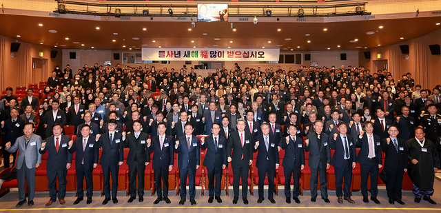 포항상공회의소가 주최한 ‘2025년 신년인사회’가 6일 오전 포항시 남구 효자아트홀에서 열렸다. 나주영 포항상의 회장, 이철우 경북도지사, 이강덕 포항시장, 김일만 포항시의회 의장을 비롯한 지역의 기관·단체장들이 지역발전을 위해 노력할 것을 다짐하며 기념촬영하고 있다.  /이용선기자 photokid@kbmaeil.com