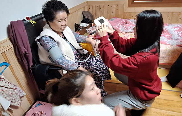어르신에게 혈압체크를 하는 간호학과 학생들. /동광교회