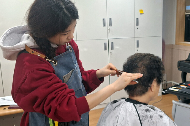 헤어커트 봉사활동을 하고 있다. /동광교회