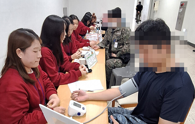 국군 장병들에게 혈압측정, 혈당 측정 및 건강에 대해 교육을 하고 있다. /동광교회