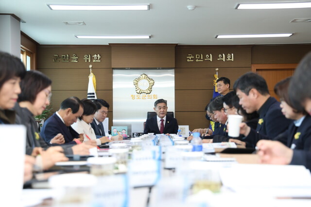 전종율 의장 을사년 첫 의정 정례간담회를 주재하고 있다.         /청도군의회 제공