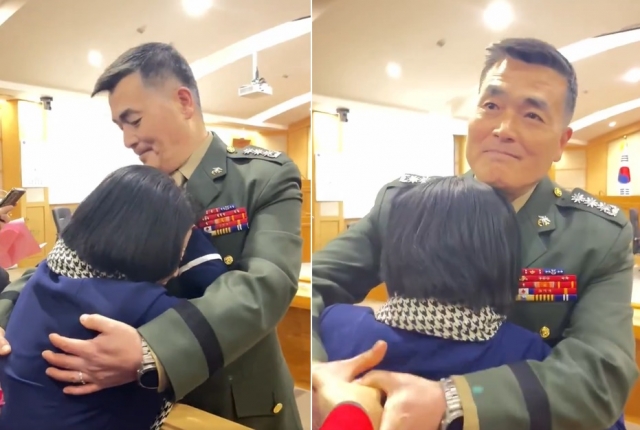 해병대 채모 상병 순직사건 수사 관련 항명 및 상관명예훼손 혐의로 기소된 박정훈 전 해병대 수사단장(대령)이 9일 1심에서 무죄를 선고받은 후 어머니와 포옹하고 있다. /김재연 진보당 상임대표 SNS 캡처  