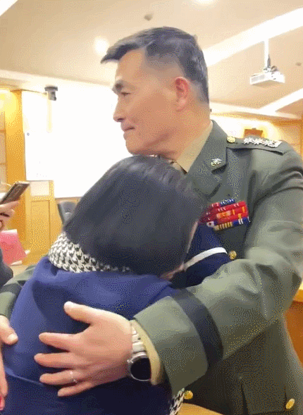 9일 해병대 박정훈 전 해병대 수사단장(대령)이 무죄를 선고받자 그의 어머니가 아들을 안고 오열하고 있다./ 김재연 진보당 상임대표 SNS 캡처